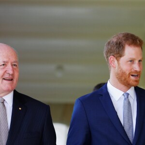 Le prince Harry, duc de Sussex et sa femme Meghan Markle, duchesse de Sussex (enceinte) rencontrent Peter Cosgrove (le Gouverneur général d'Australie) et sa femme Lynne Cosgrove à la "Admiralty House" lors de leur premier voyage officiel, le 16 octobre 2018.