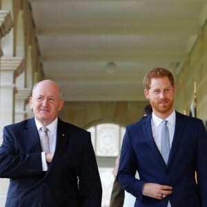 Le prince Harry, duc de Sussex et sa femme Meghan Markle, duchesse de Sussex (enceinte) rencontrent Peter Cosgrove (le Gouverneur général d'Australie) et sa femme Lynne Cosgrove à la "Admiralty House" lors de leur premier voyage officiel, le 16 octobre 2018.