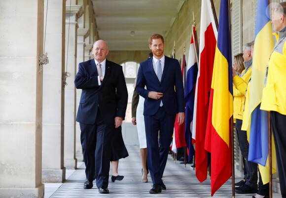 Le prince Harry, duc de Sussex et sa femme Meghan Markle, duchesse de Sussex (enceinte) rencontrent Peter Cosgrove (le Gouverneur général d'Australie) et sa femme Lynne Cosgrove à la "Admiralty House" lors de leur premier voyage officiel, le 16 octobre 2018.