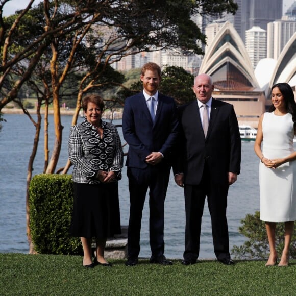 Le prince Harry, duc de Sussex et sa femme Meghan Markle, duchesse de Sussex (enceinte) rencontrent Peter Cosgrove (le Gouverneur général d'Australie) et sa femme Lynne Cosgrove à la "Admiralty House" lors de leur premier voyage officiel, le 16 octobre 2018.