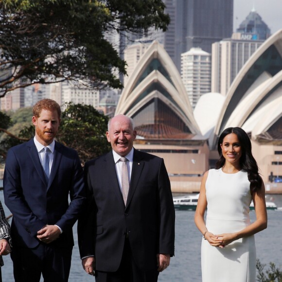 Le prince Harry, duc de Sussex et sa femme Meghan Markle, duchesse de Sussex (enceinte) rencontrent Peter Cosgrove (le Gouverneur général d'Australie) et sa femme Lynne Cosgrove à la "Admiralty House" lors de leur premier voyage officiel, le 16 octobre 2018.