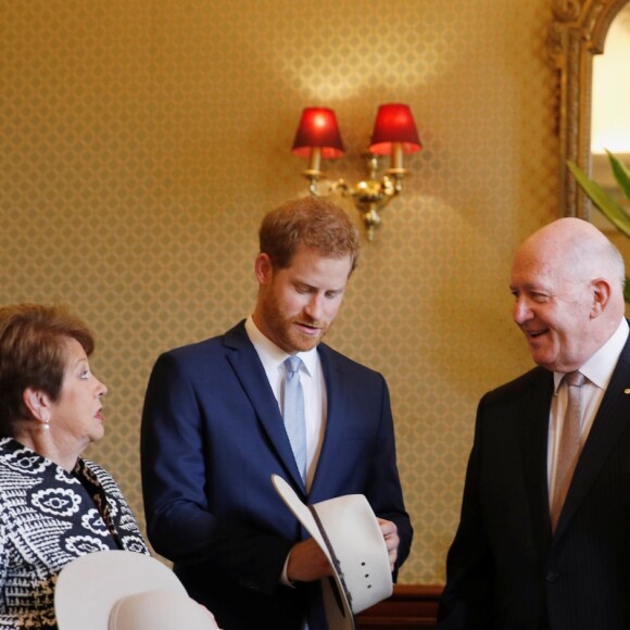 Le prince Harry, duc de Sussex et sa femme Meghan Markle, duchesse de Sussex (enceinte) rencontrent Peter Cosgrove (le Gouverneur général d'Australie) et sa femme Lynne Cosgrove à la "Admiralty House" lors de leur premier voyage officiel, le 16 octobre 2018.