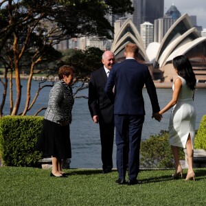 Le prince Harry, duc de Sussex et sa femme Meghan Markle, duchesse de Sussex (enceinte) rencontrent Peter Cosgrove (le Gouverneur général d'Australie) et sa femme Lynne Cosgrove à la "Admiralty House" lors de leur premier voyage officiel, le 16 octobre 2018.