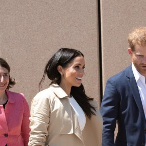 Le prince Harry, duc de Sussex et sa femme Meghan Markle, duchesse de Sussex (enceinte) ont visité le zoo de Taronga puis se sont rendus à l'Opéra de Sydney pour aller à la rencontre des habitants, lors de leur premier voyage officiel le 16 octobre 2018. Ils sont accueillis par Gladys Berejiklian (Premier ministre de la Nouvelle-Galles du Sud).