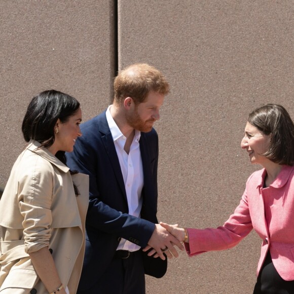 Le prince Harry, duc de Sussex et sa femme Meghan Markle, duchesse de Sussex (enceinte) ont visité le zoo de Taronga puis se sont rendus à l'Opéra de Sydney pour aller à la rencontre des habitants, lors de leur premier voyage officiel le 16 octobre 2018. Ils sont accueillis par Gladys Berejiklian (Premier ministre de la Nouvelle-Galles du Sud).