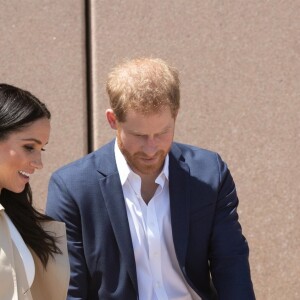 Le prince Harry, duc de Sussex et sa femme Meghan Markle, duchesse de Sussex (enceinte) ont visité le zoo de Taronga puis se sont rendus à l'Opéra de Sydney pour aller à la rencontre des habitants, lors de leur premier voyage officiel le 16 octobre 2018. Ils sont accueillis par Gladys Berejiklian (Premier ministre de la Nouvelle-Galles du Sud).