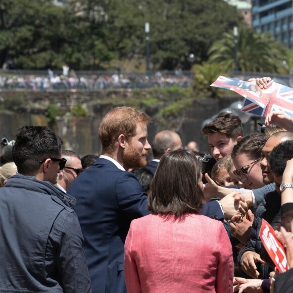 Le prince Harry, duc de Sussex et sa femme Meghan Markle, duchesse de Sussex (enceinte) ont visité le zoo de Taronga puis se sont rendus à l'Opéra de Sydney pour aller à la rencontre des habitants, lors de leur premier voyage officiel le 16 octobre 2018. Ils sont accueillis par Gladys Berejiklian (Premier ministre de la Nouvelle-Galles du Sud).