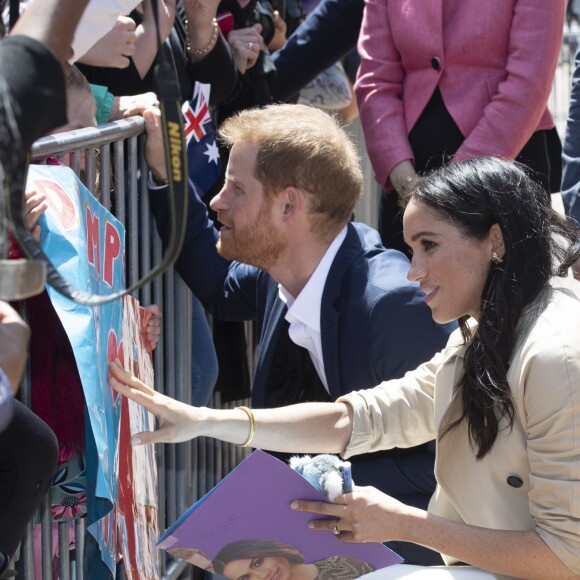 Le prince Harry, duc de Sussex et sa femme Meghan Markle, duchesse de Sussex (enceinte) discutent avec des habitants de Sydney, dont Daphne Dunne, le 16 octobre 2018 en Australie