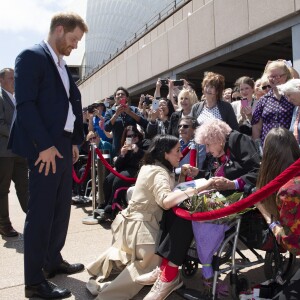 Le prince Harry, duc de Sussex et sa femme Meghan Markle, duchesse de Sussex (enceinte) discutent avec des habitants de Sydney, dont Daphne Dunne, le 16 octobre 2018 en Australie