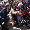 Le prince Harry, duc de Sussex et sa femme Meghan Markle, duchesse de Sussex (enceinte) discutent avec des habitants de Sydney, dont Daphne Dunne, le 16 octobre 2018 en Australie