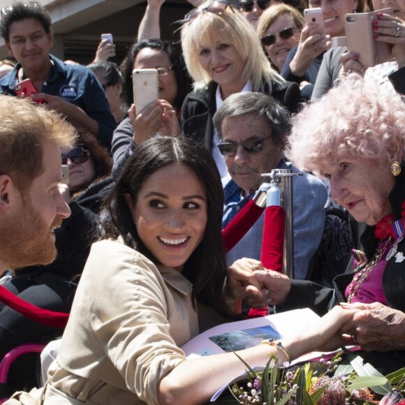 Le prince Harry, duc de Sussex et sa femme Meghan Markle, duchesse de Sussex (enceinte) discutent avec des habitants de Sydney, dont Daphne Dunne, le 16 octobre 2018 en Australie