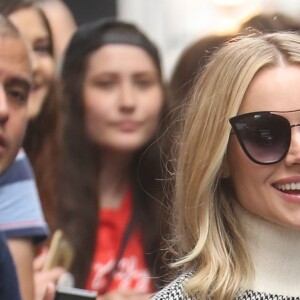 Kristen Bell signe des autographes et salue ses fans à son arrivée à l'émission The View à New York, le 26 septembre 2018.