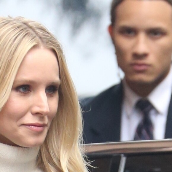 Kristen Bell signe des autographes et salue ses fans à son arrivée à l'émission The View à New York, le 26 septembre 2018.