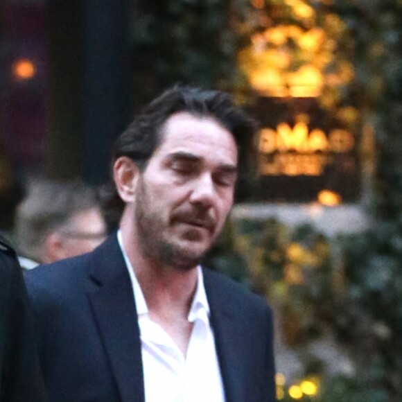 Exclusif - Laeticia Hallyday, son mari Johnny Hallyday, et leurs amis vont dîner au restaurant chic Boom Boom (qui se situe au dernier étage du Standard Hotel dans le quartier à la mode du Meatpacking District) à l'occasion de l'anniversaire de Laeticia qui fête ses 40 ans à New York, le 19 mars 2015.