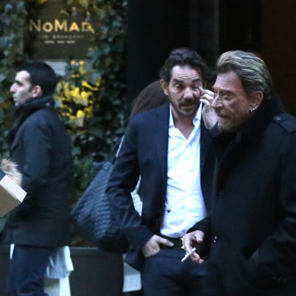 Exclusif - Laeticia Hallyday, son mari Johnny Hallyday, et leurs amis vont dîner au restaurant chic Boom Boom (qui se situe au dernier étage du Standard Hotel dans le quartier à la mode du Meatpacking District) à l'occasion de l'anniversaire de Laeticia qui fête ses 40 ans à New York, le 19 mars 2015. Ils sont également accompagnés du manager du rocker, Sébastien Farran. Les festivités dureront jusqu'au samedi 21 mars.