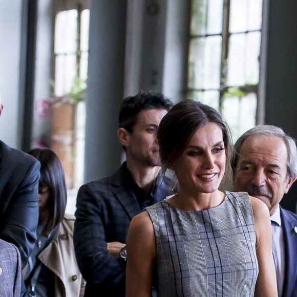 La reine Letizia d'Espagne et Martin Scorsese participent à une réunion avec des jeunes réalisateurs, dans le cadre du programme "Fabrica Scorsese", développé dans l'ancienne usine d'armes de La Vega lors du "Princess of Asturias Awards 2018" à Oviedo, le 18 octobre 2018.