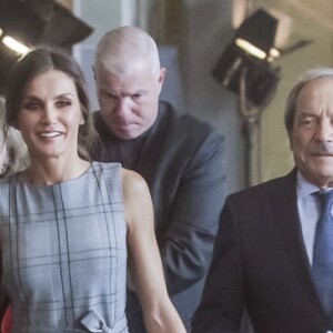 La reine Letizia d'Espagne et Martin Scorsese participent à une réunion avec des jeunes réalisateurs, dans le cadre du programme "Fabrica Scorsese", développé dans l'ancienne usine d'armes de La Vega lors du "Princess of Asturias Awards 2018" à Oviedo, le 18 octobre 2018.