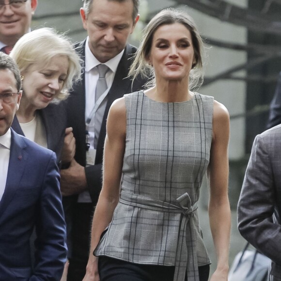 La reine Letizia d'Espagne et Martin Scorsese participent à une réunion avec des jeunes réalisateurs, dans le cadre du programme "Fabrica Scorsese", développé dans l'ancienne usine d'armes de La Vega lors du "Princess of Asturias Awards 2018" à Oviedo, le 18 octobre 2018.