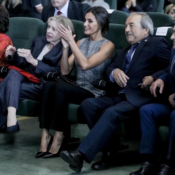 La reine Letizia d'Espagne et Martin Scorsese participent à une réunion avec des jeunes réalisateurs, dans le cadre du programme "Fabrica Scorsese", développé dans l'ancienne usine d'armes de La Vega lors du "Princess of Asturias Awards 2018" à Oviedo, le 18 octobre 2018.