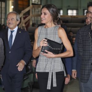 La reine Letizia d'Espagne et Martin Scorsese participent à une réunion avec des jeunes réalisateurs, dans le cadre du programme "Fabrica Scorsese", développé dans l'ancienne usine d'armes de La Vega lors du "Princess of Asturias Awards 2018" à Oviedo, le 18 octobre 2018.