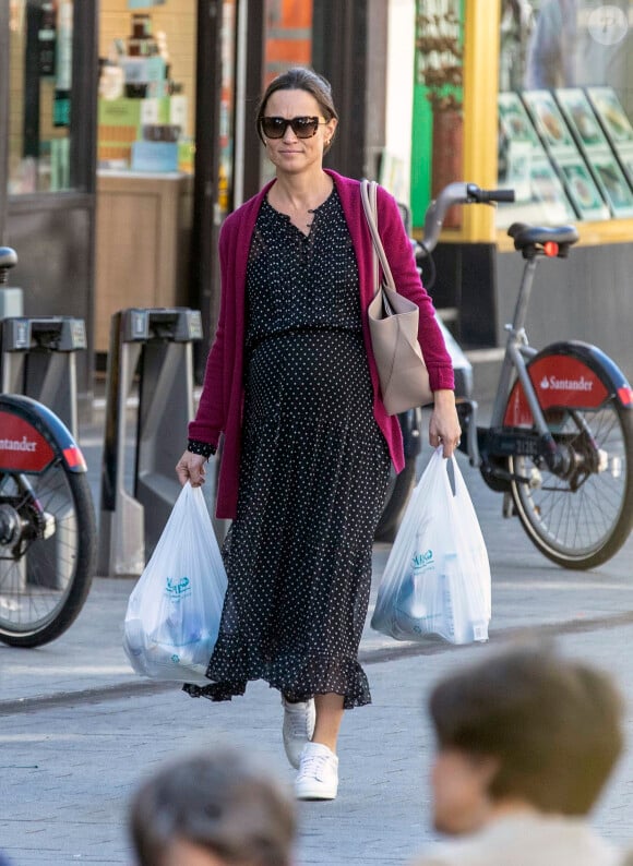 Exclusif - Pippa Middleton enceinte va faire ses courses dans les rues de Londres le 9 octobre 2018.