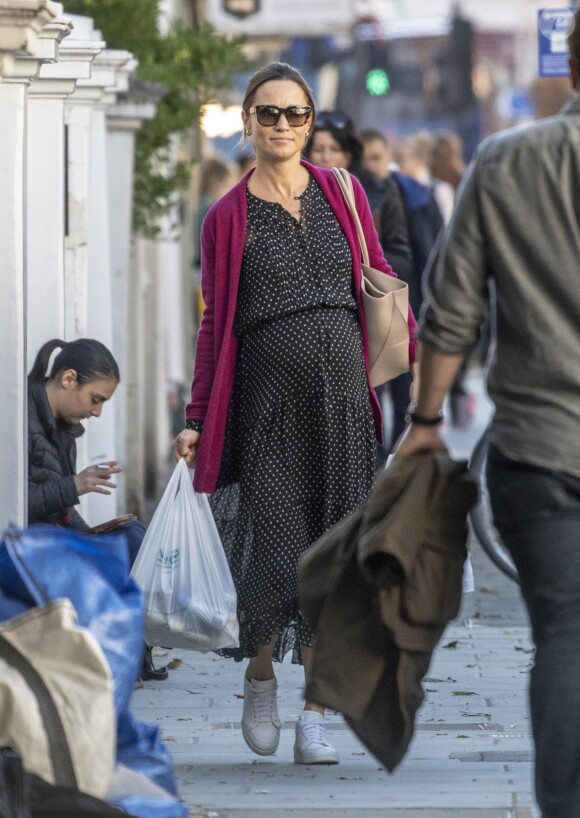 Exclusif - Pippa Middleton enceinte va faire ses courses dans les rues de Londres le 9 octobre 2018.