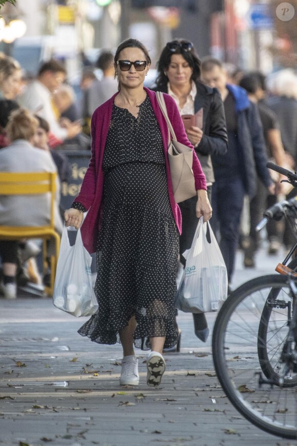 Exclusif - Pippa Middleton enceinte va faire ses courses dans les rues de Londres le 9 octobre 2018.