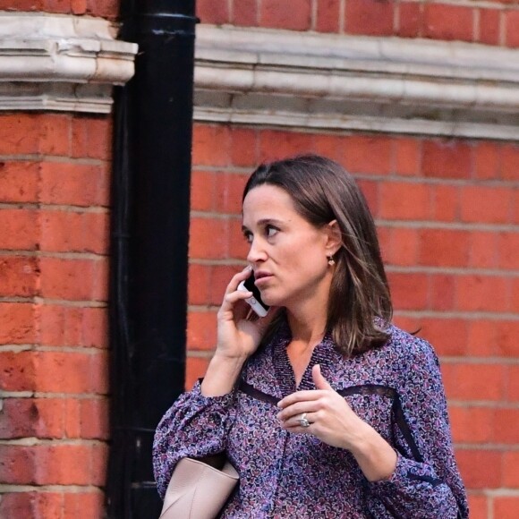 Exclusif - Pippa Middleton (enceinte), sur le point d'accoucher très prochainement, est allée faire du shopping dans les rues de Londres. Le 6 octobre 2018.