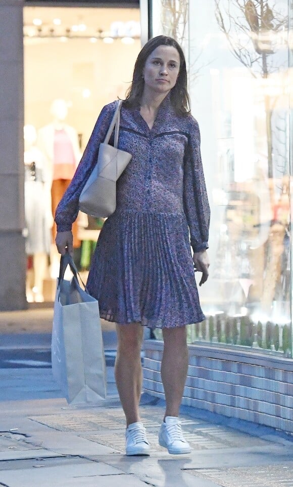 Exclusif - Pippa Middleton (enceinte), sur le point d'accoucher très prochainement, est allée faire du shopping dans les rues de Londres. Le 6 octobre 2018.