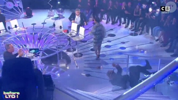 Franz-Olivier Giesbert chute dans les escaliers - "Les terriens du dimanche", dimanche 22 octobre 2018, C8