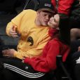 Emily Ratajkowski et son mari assistent à un match de NBA à New York, le 16 décembre 2017.