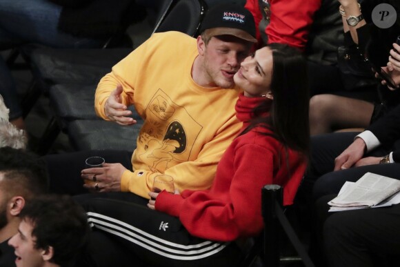 Emily Ratajkowski et son mari assistent à un match de NBA à New York, le 16 décembre 2017.