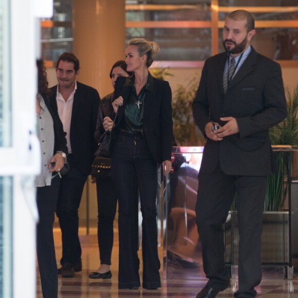 Laeticia Hallyday sort des locaux de la chaine TF1 à Boulogne Billancourt le 19 octobre 2018. Elle a enregistré une prestation télévisée qui sera diffusée en exclusivité le soir même pendant le journal de 20h.