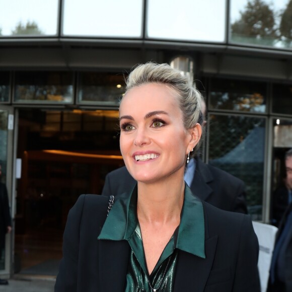 Laeticia Hallyday sort des locaux de la chaine TF1 à Boulogne Billancourt le 19 octobre 2018. Elle a enregistré une prestation télévisée qui sera diffusée en exclusivité le soir même pendant le journal de 20h.