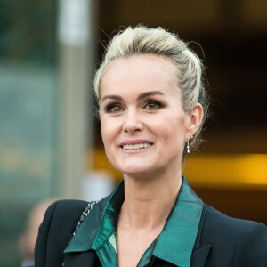 Laeticia Hallyday sort des locaux de la chaine TF1 à Boulogne Billancourt le 19 octobre 2018. Elle a enregistré une prestation télévisée qui sera diffusée en exclusivité le soir même pendant le journal de 20h.