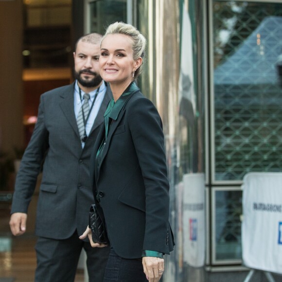 Laeticia Hallyday sort des locaux de la chaine TF1 à Boulogne Billancourt le 19 octobre 2018. Elle a enregistré une prestation télévisée qui sera diffusée en exclusivité le soir même pendant le journal de 20h.