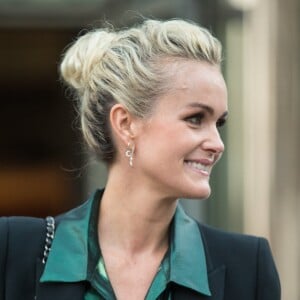 Laeticia Hallyday sort des locaux de la chaine TF1 à Boulogne Billancourt le 19 octobre 2018. Elle a enregistré une prestation télévisée qui sera diffusée en exclusivité le soir même pendant le journal de 20h.