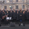 Johnny Hallyday chante "Un dimanche de janvier" en hommage aux victimes des attentats de janvier et novembre. Place de la République à Paris, le 10 janvier 2016.
