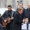 Johnny Hallyday, accompagné par Yodelice et Yarol Poupaud, chante "Un dimanche de janvier" en hommage aux victimes des attentats de janvier et novembre. Place de la République à Paris, le 10 janvier 2016.