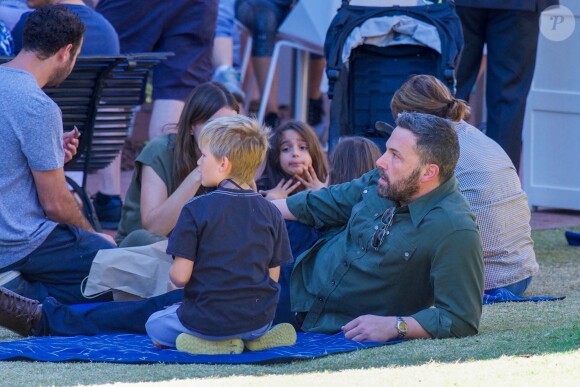 Ben Affleck a passé une après midi dans un parc en compagnie de ses enfants Samuel , Seraphina et Violet Le 20 octobre 2018