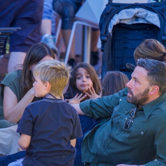 Ben Affleck a passé une après midi dans un parc en compagnie de ses enfants Samuel , Seraphina et Violet Le 20 octobre 2018