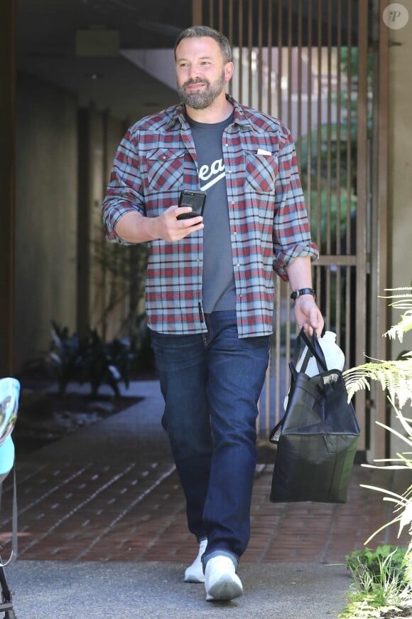 Ben Affleck sort de sa séance de désintoxication avec le sourire à Los Angeles le 16 octobre 2018.