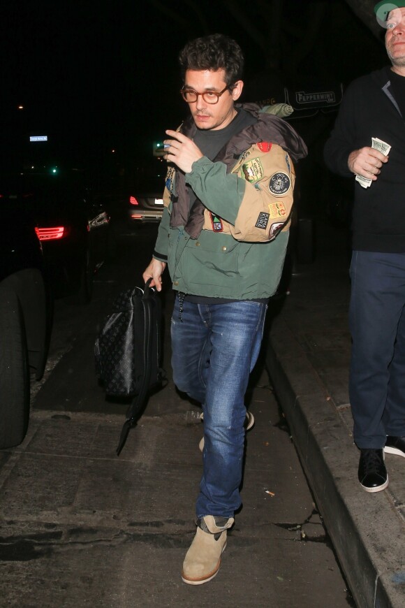 John Mayer quitte la soirée de Dave Chappelle au club Peppermint à Los Angeles le 28 décembre 2017.