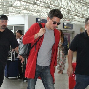 Exclusif - John Mayer arrive à l'aéroport de Rio de Janeiro au Brésil pour prendre l'avion en direction de l'argentine, le 28 octobre 2017