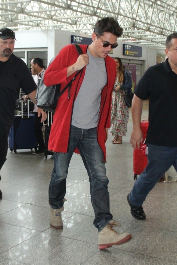 Exclusif - John Mayer arrive à l'aéroport de Rio de Janeiro au Brésil pour prendre l'avion en direction de l'argentine, le 28 octobre 2017