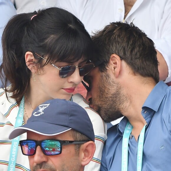 Nolwenn Leroy et son compagnon Arnaud Clément dans les tribunes des Internationaux de France de Tennis de Roland Garros à Paris, le 10 juin 2018.