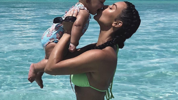 Kim Kardashian : Maman sexy avec Chicago, son "bébé divin"