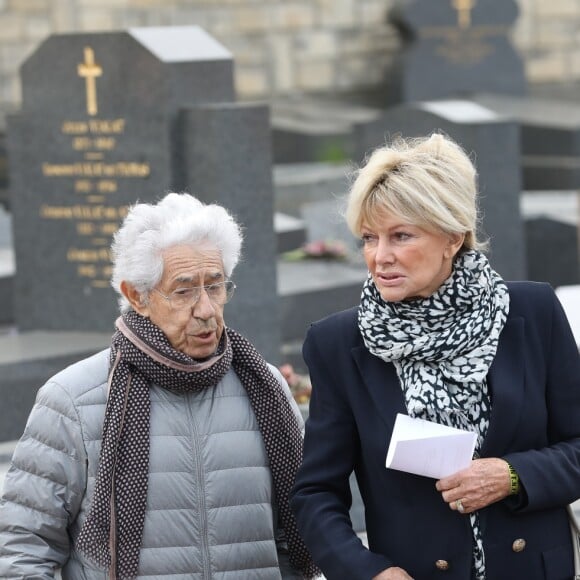 Philippe Gildas et sa femme Maryse lors des obsèques de Véronique Colucci au cimetière communal de Montrouge, le 12 avril 2018.