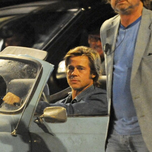 Brad Pitt tourne une scène de nuit pour le film "Once upon a time in Hollywood" sur Hollywood boulevard à Los Angeles le 22 octobre 2018.