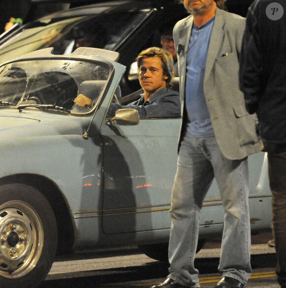 Brad Pitt tourne une scène de nuit pour le film "Once upon a time in Hollywood" sur Hollywood boulevard à Los Angeles le 22 octobre 2018.